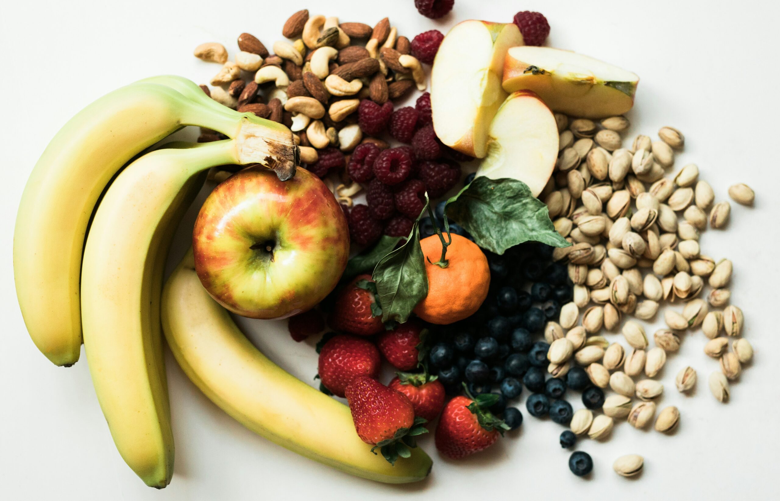 A colorful plate of nutrient-dense, low-glycemic foods such as nuts, berries, and avocado