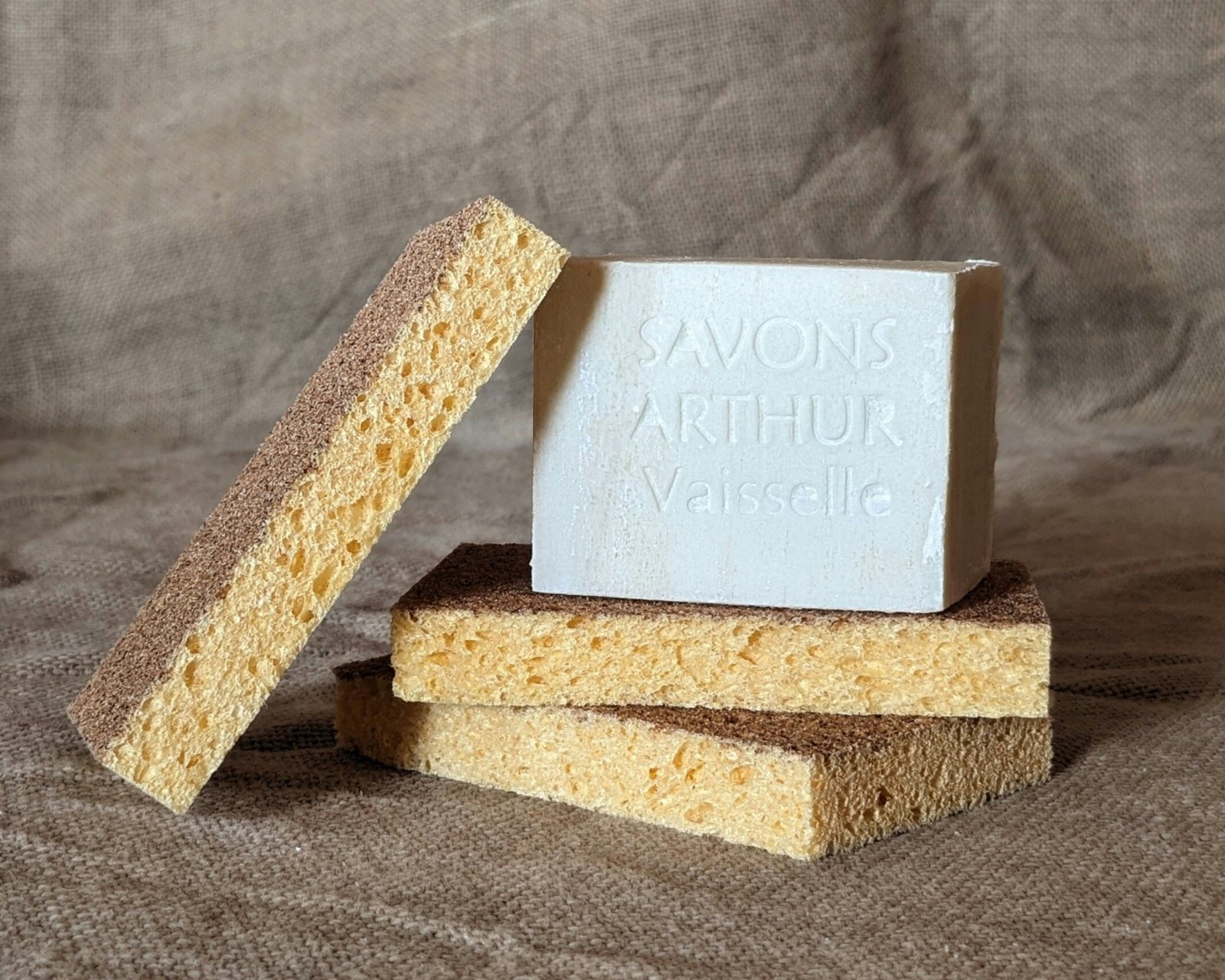 Vaisselle écologique grâce à Savons Arthur. Mousse naturellement