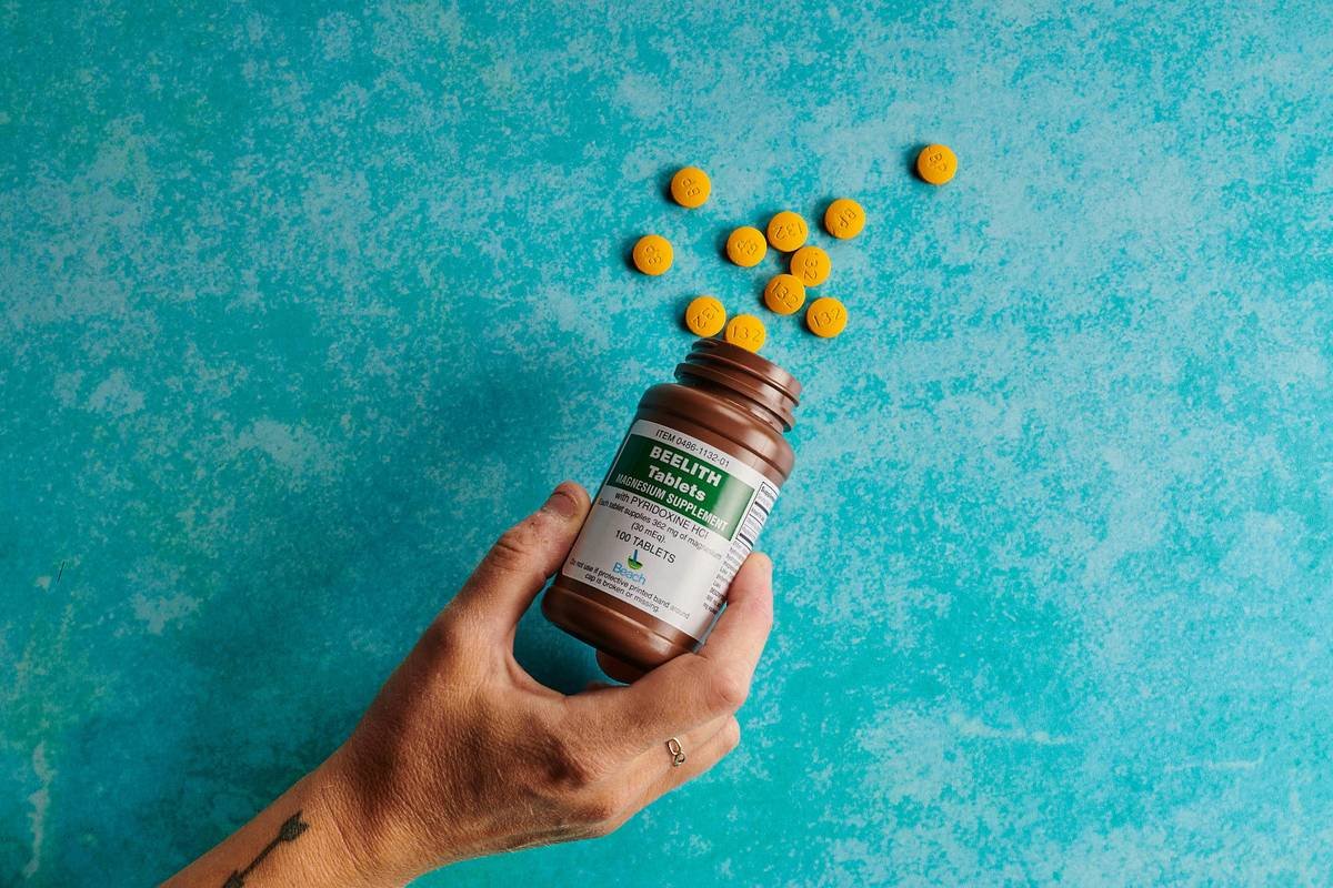 Infographic showing how Gymnema sylvestre blocks sugar receptors on tongue and intestines, reducing cravings and glucose absorption