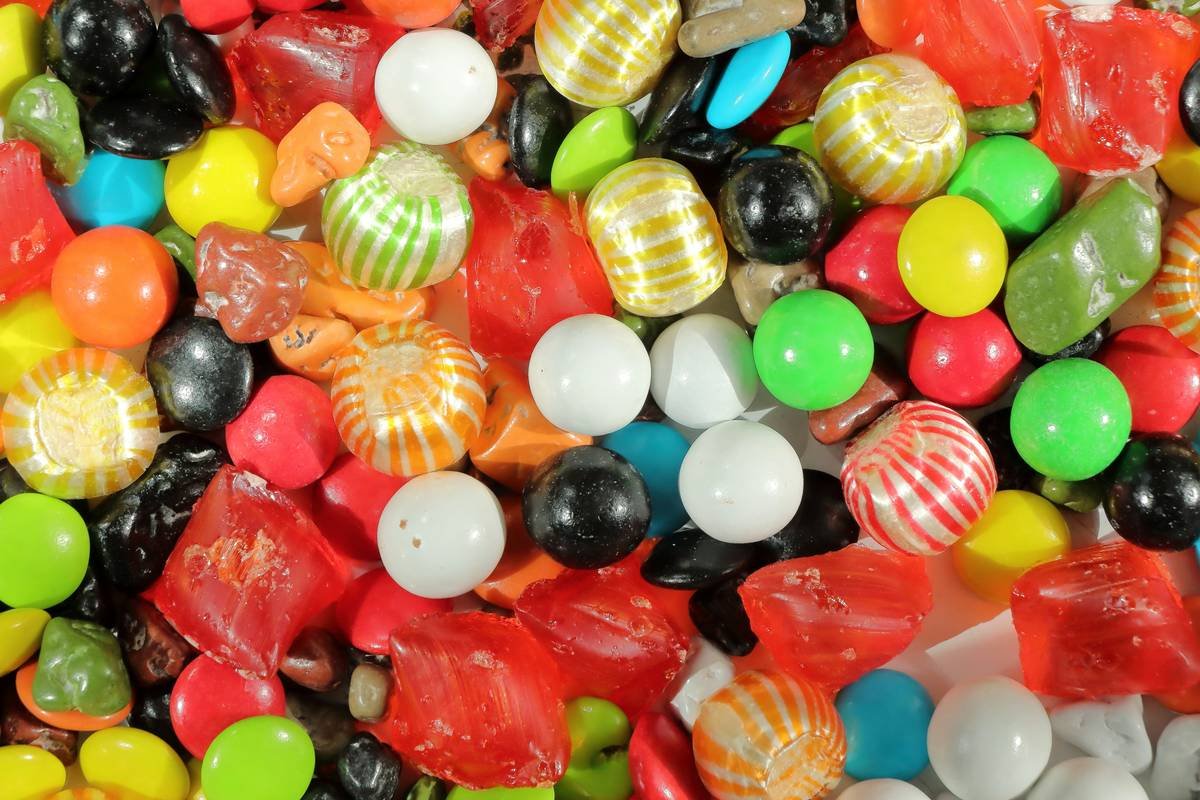 Infographic showing how gymnemic acids bind to sweet taste receptors on the tongue and reduce sugar absorption in the gut