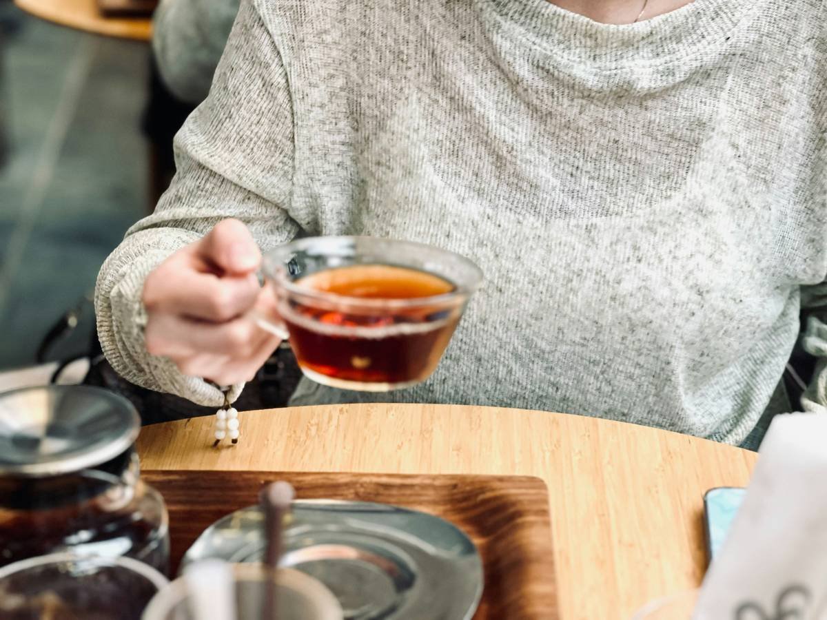 what does gymnema tea taste like - side by side comparison of dry herb and brewed cup